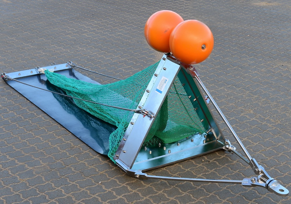 Triangular dredge, 80 x 80 x 80 cm